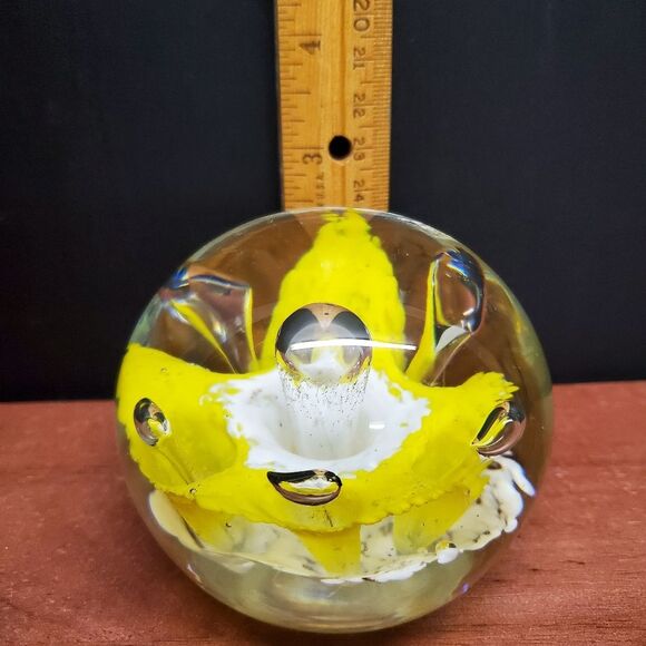 Vintage Yellow White Blown Glass Daffodil Paperweight Very Pretty! - Picture 7 of 8